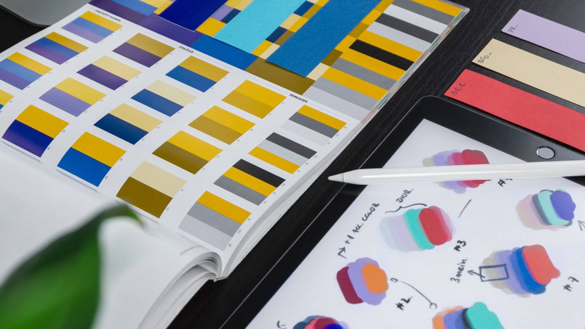 Creatief boek met kleurenpaletten en logo's - Ontdek onze Website en Huisstijlontwerp dienst